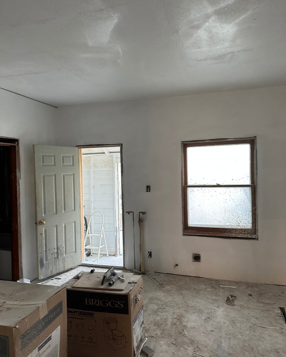 FemaleRancher's tweet photo. From a neglected auction house to a cozy Airbnb retreat! It took sweat and tears, but I transformed it into a welcoming space. 💪 Share your thoughts in the comments below! 🏡✨ #AirbnbSuccess #EntrepreneurLife #SideHustleWin #PassiveIncome #NebraskaProud #MidwestLiving 🛏️🔑 https://t.co/gkzSFckUNu