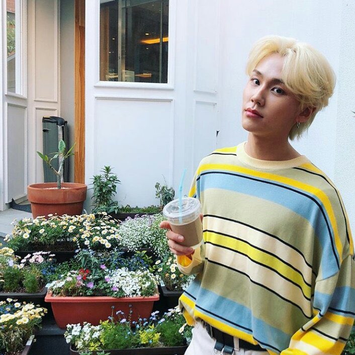 sprinkleflakes's tweet photo. they shared the same outfit and hair too 😂 https://t.co/AuwGI1DlAT