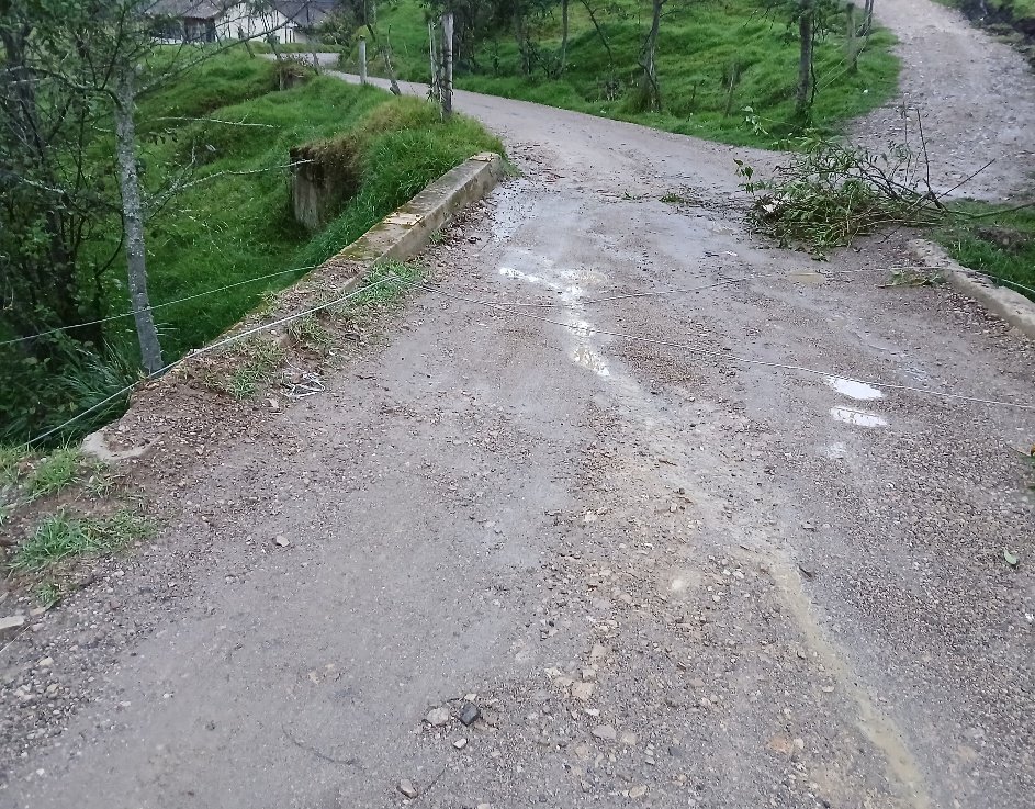 LaIndependenci1's tweet photo. #Atentos Se reporta caída de cuerdas de un transformador sobre la vía principal, en el municipio de #Chíquiza vereda el Cerro, sector El Molino.
La comunidad indica que ya han llamado a la electrificadora quienes en el momento no han hecho presencia. https://t.co/icL9A57c1O