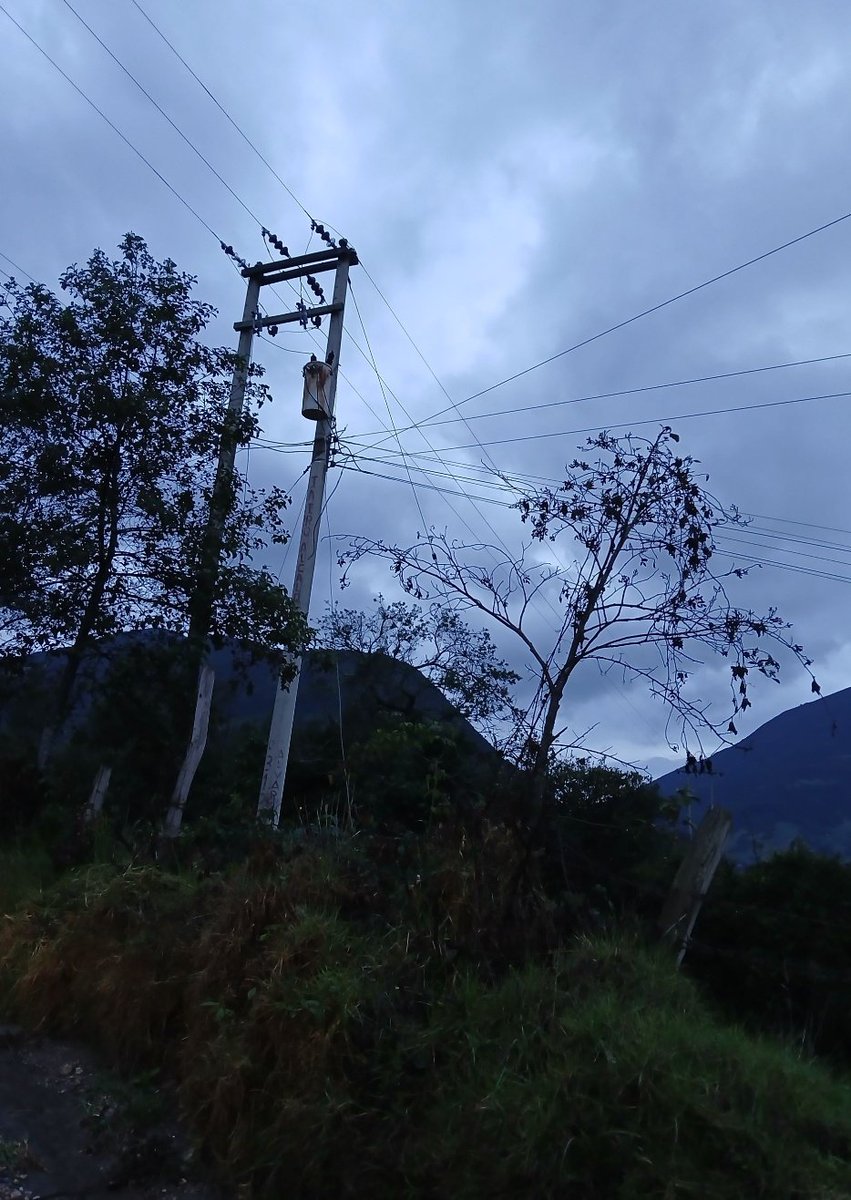 LaIndependenci1's tweet photo. #Atentos Se reporta caída de cuerdas de un transformador sobre la vía principal, en el municipio de #Chíquiza vereda el Cerro, sector El Molino.
La comunidad indica que ya han llamado a la electrificadora quienes en el momento no han hecho presencia. https://t.co/icL9A57c1O