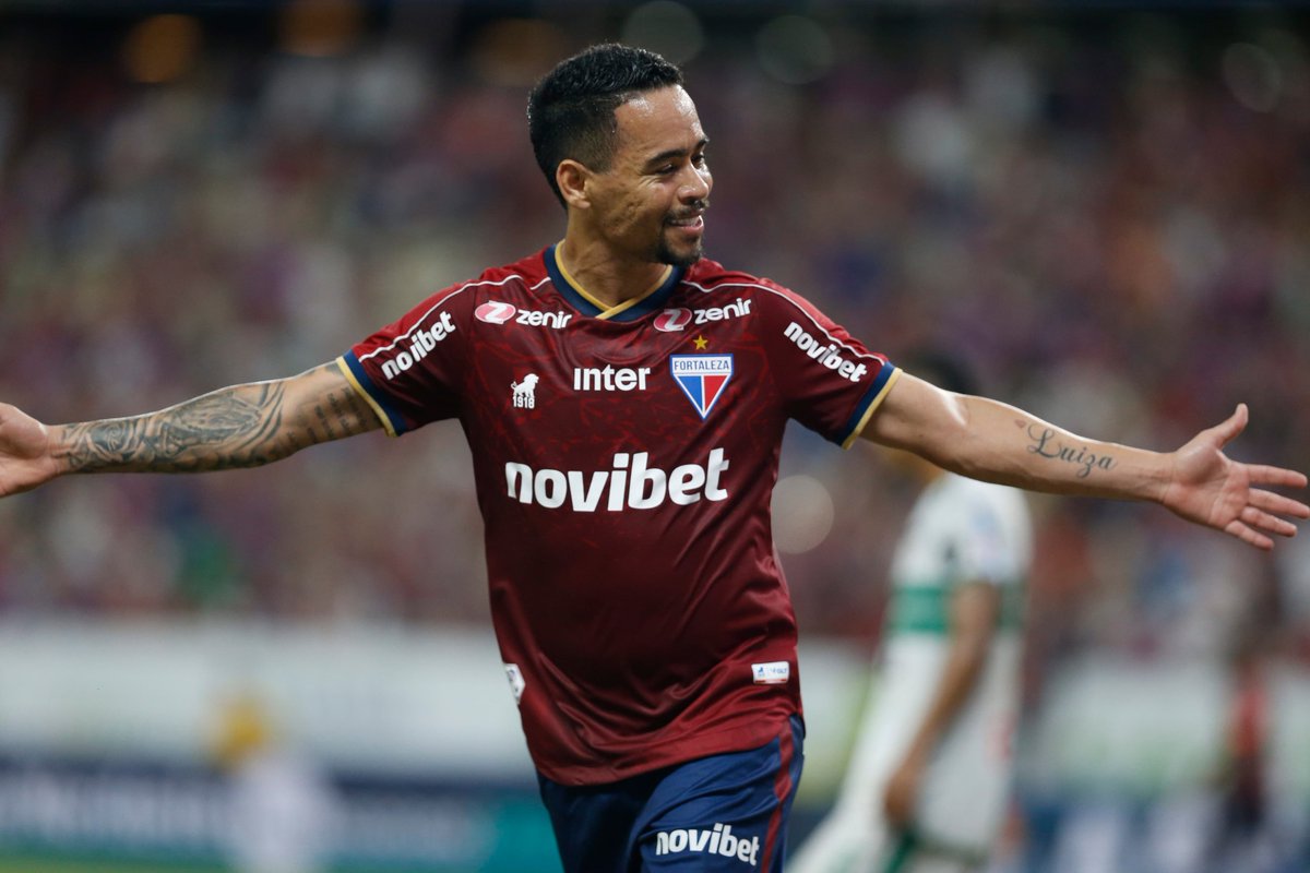 O Fortaleza venceu o Altos-PI por 5 a 0 na noite deste domingo (21), na Arena Castelão, em partida que valeu a classificação para as semifinais da Copa do Nordeste de 2024.

Foto: (Kid Junior / SVM) #Verdinha