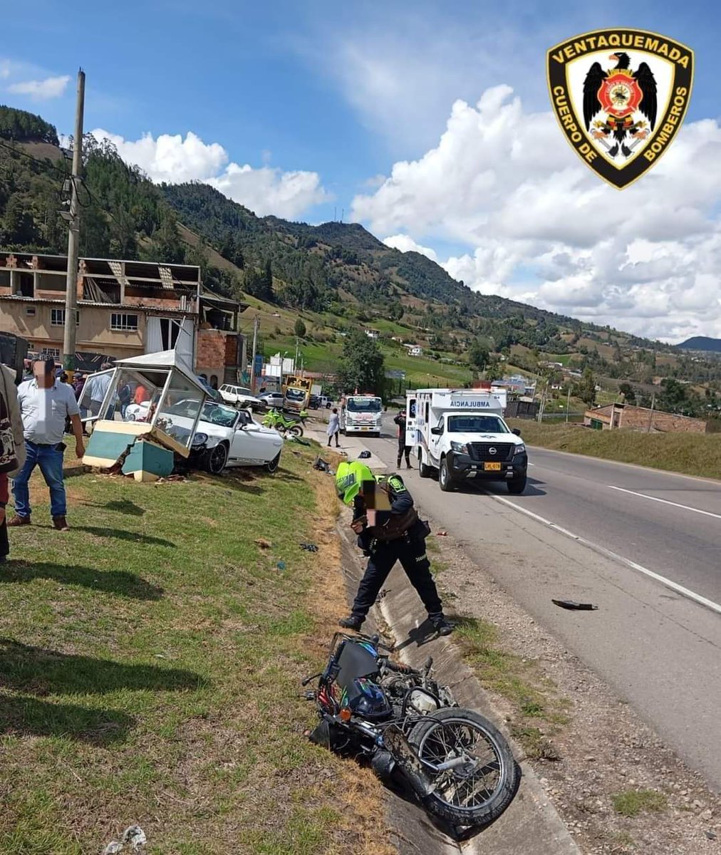 LaIndependenci1's tweet photo. #Movilidad 👉 Vehículo de alta gama impactó a un motorizado.

El hecho se dio en la vía #Bogotá - #Tunja, jurisdicción de #Ventaquemada.

Al parecer el motorizado saltó de un carril a otro por el separador vial, sin percatarse de la próximidad del carro.

Hubo un herido. https://t.co/qBMlAHWzXx