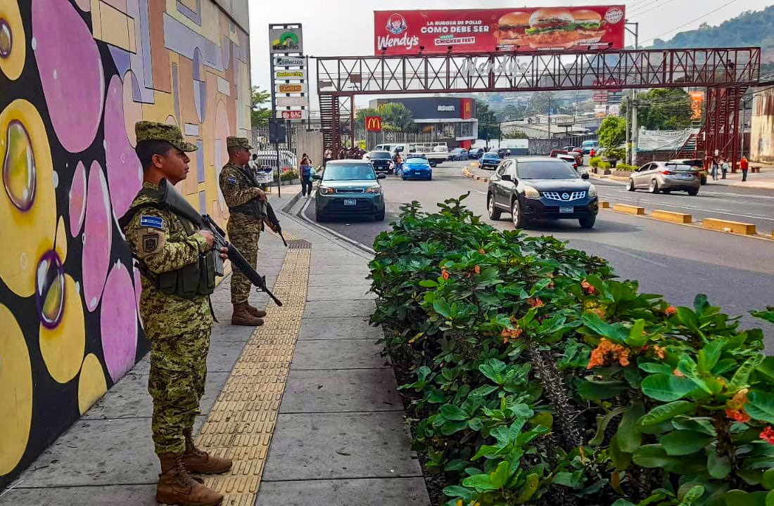 📍San Salvador Nuestros soldados mantienen la seguridad de la población, mientras realizan sus actividades cotidianas en centros comerciales de San Marcos. #PlanControlTerritorial