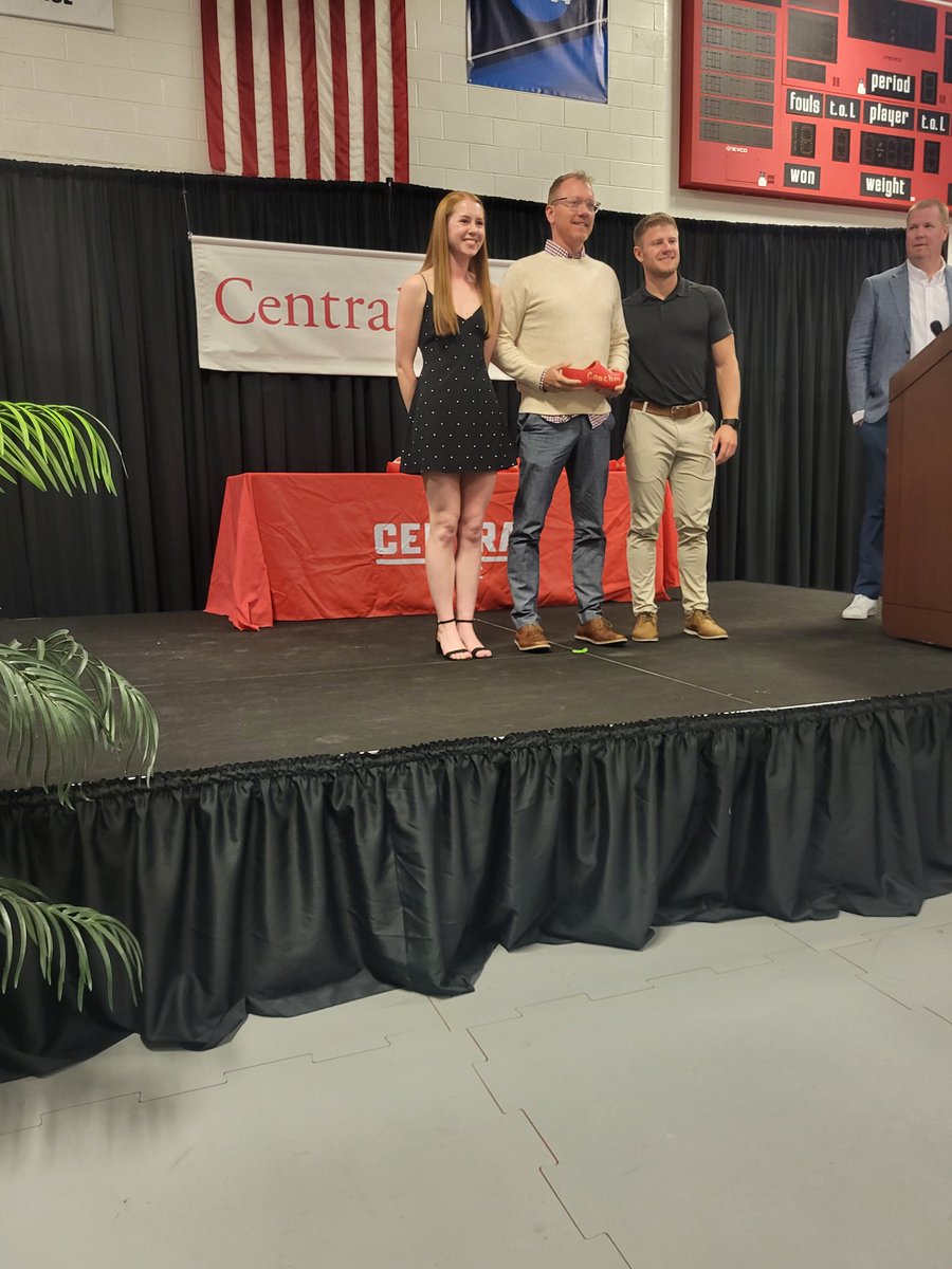 DutchSAAC's tweet image. Coaching Staff of the Year! #dutchies @DutchXCTF