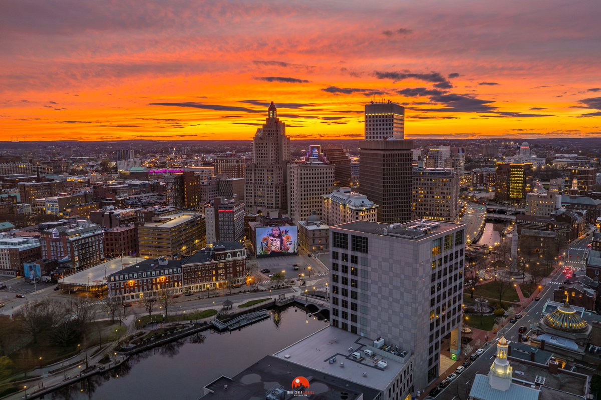 MikeCohea's tweet photo. A stunning sunset fills the sky over Providence, #RhodeIsland on this quiet Sunday evening. https://t.co/arnMtpK9n8