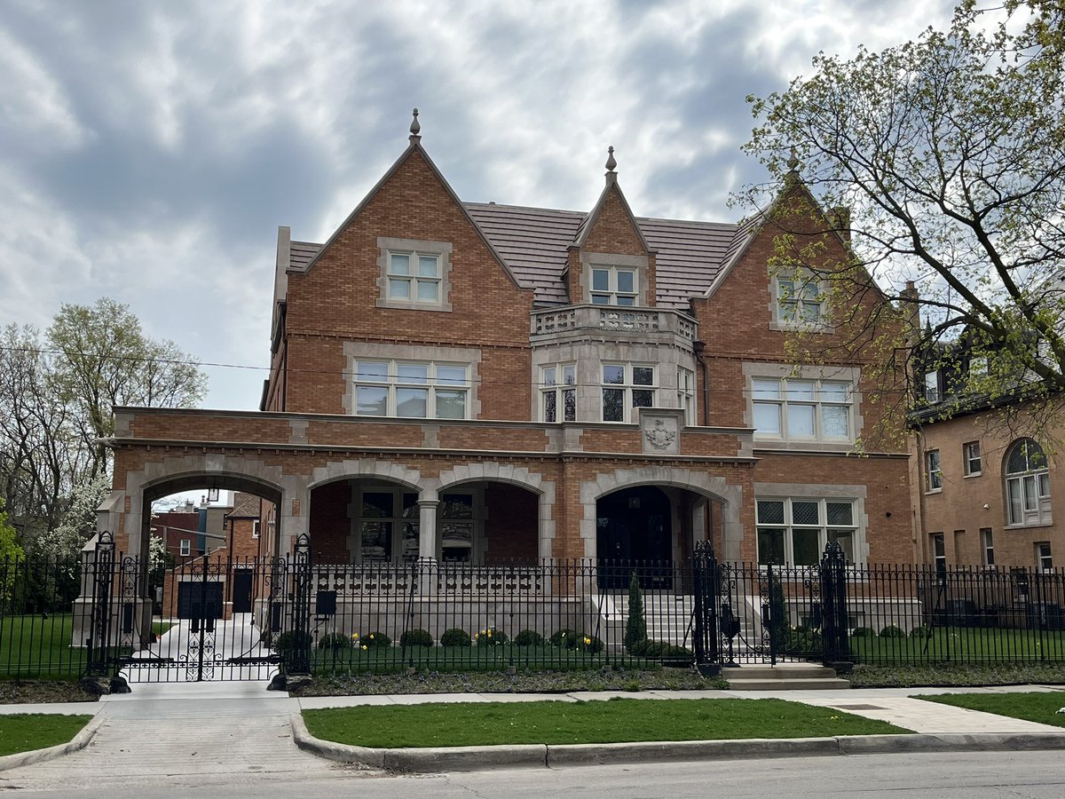 Today’s episode of “Houses I Want To Play Recitals In.” Brought to you by Hyde Park/Kenwood, Chicago. #architecture #music #hydepark #chicago