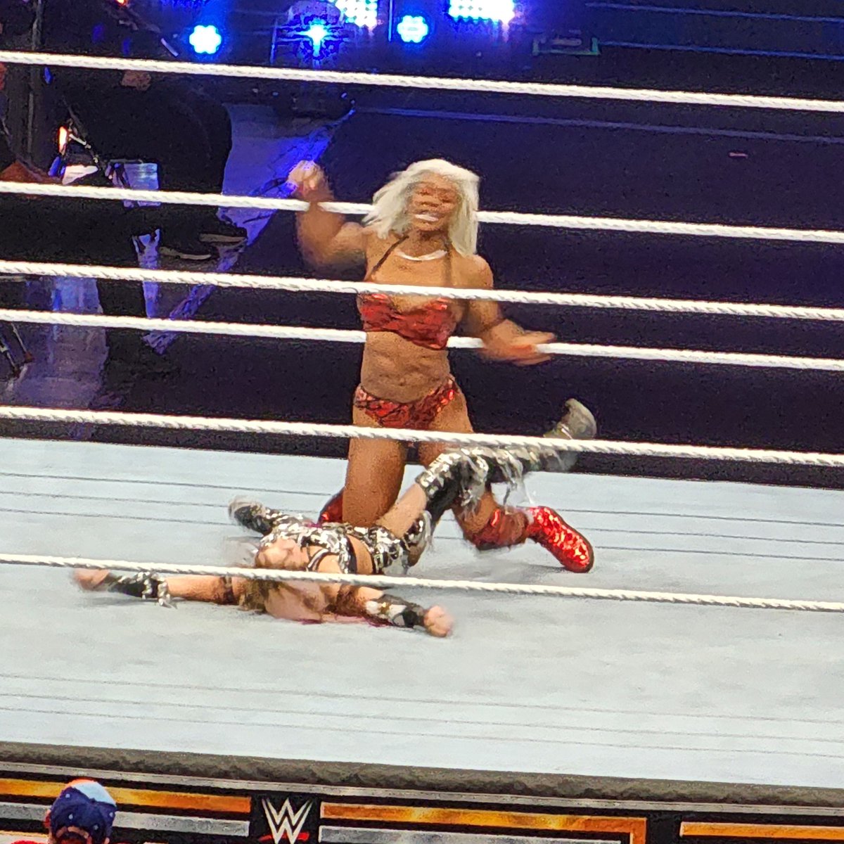 Jade taking charge
#SundayStunner #WWEFortWayne
