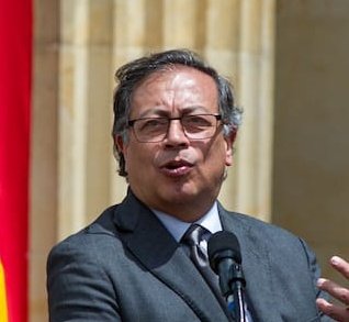 Un paro nacional es lo único que puede sacarlo, que bancos, transportadores, fábricas, comerciantes, empresarios, aerolíneas, universidades, sector salud, empleados, etc. 
Si todos nos unimos sale este charlatán hijueputa !!
