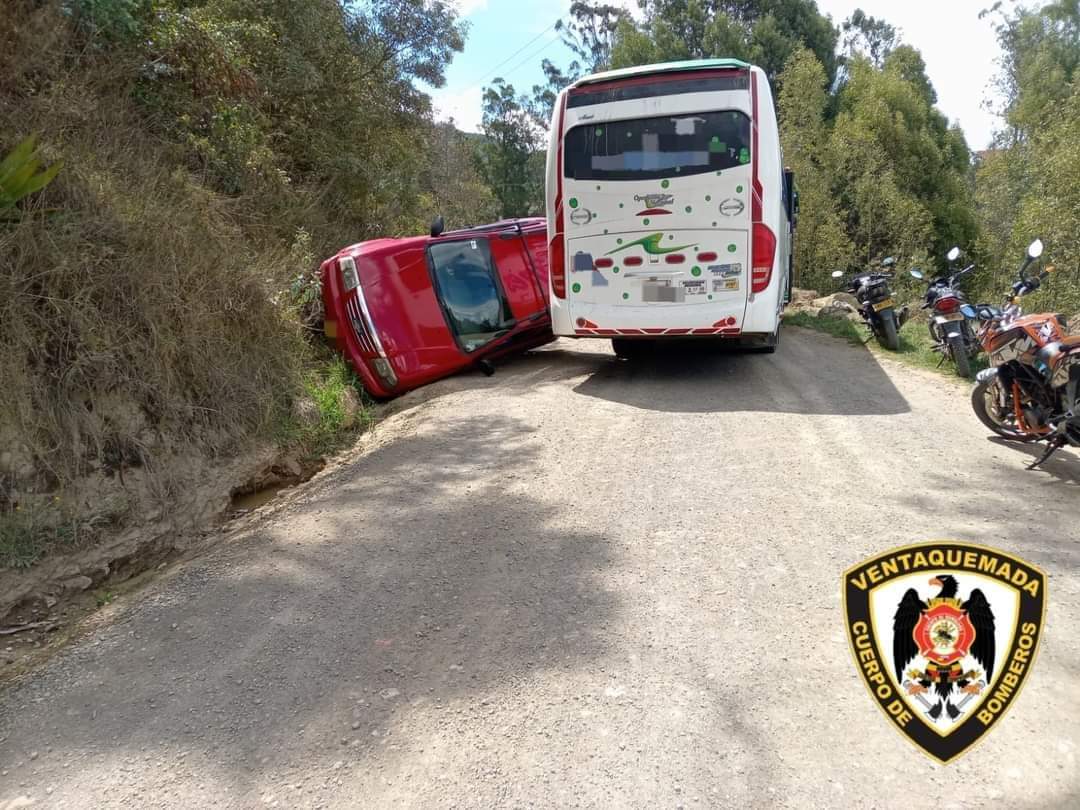 LaIndependenci1's tweet photo. #Movilidad 👉 Una camioneta y un bus colisionaron en la vía #Ventaquemada - #Turmequé.

No hubo heridos.

El hecho se dio este sábado. https://t.co/RnFZbOvpfu