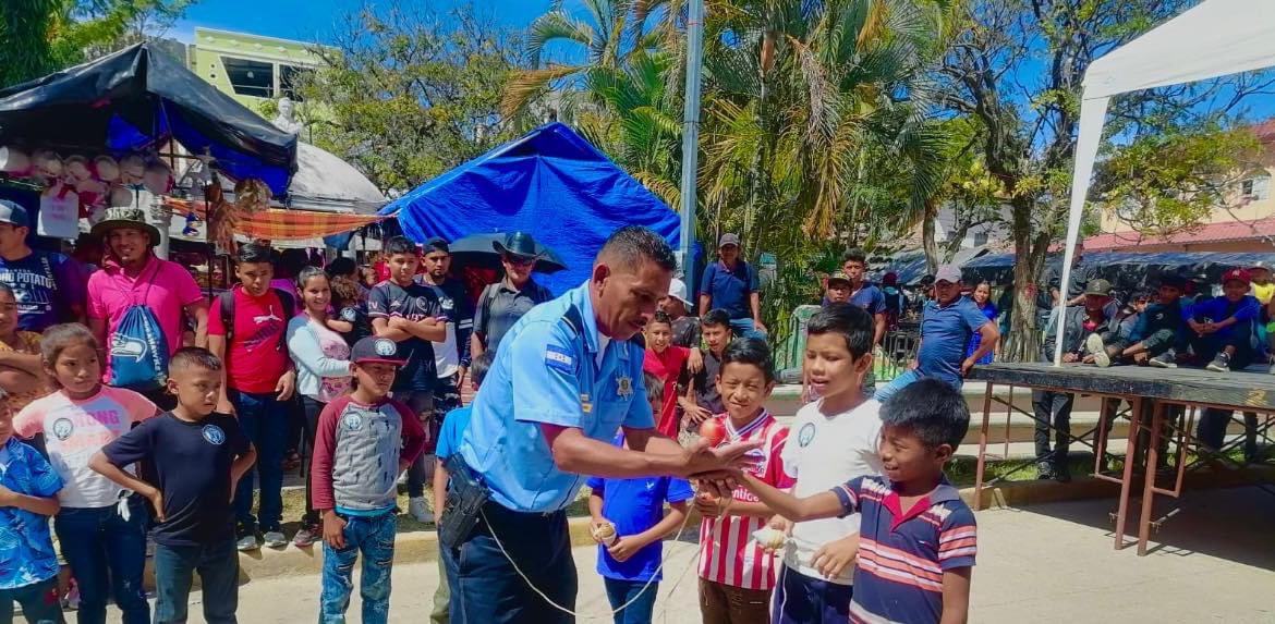 🫡💙👮🏻‍♂️

“No hay nadie mas capaz en todo el universo que cuando Tú confias en ti mismo”

#PoliciaNacionaldeHonduras #yosirvoconorgulloamipais #ServiryProteger