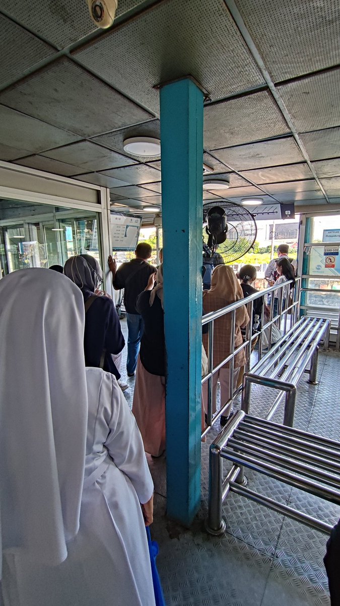 FadliMohammad's tweet photo. Antrian menumpuk di Halte Flyover Pramuka yg ke arah Pulo Gadung. Kalau memang sudah diprediksi alur TJ dari arah Jl. tambak akan terhambat kemacetan, sebaiknya tambah armada yg dari arah pulogadung berputar langsung di sini. 😪 @DKIJakarta @PT_Transjakarta https://t.co/FHRppBr2UJ