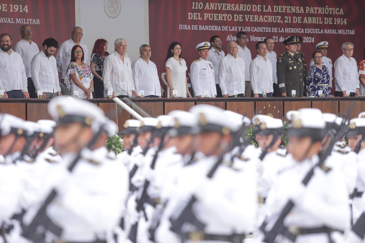 Un honor acompañar al Presidente @lopezobrador_ durante la emotiva ceremonia del 110º Aniversario de la Defensa del Puerto de #Veracruz, desde la Heroica Escuela Naval Militar en #Alvarado. ¡Que viva la dignidad del pueblo y la soberanía nacional! #VivaMéxico 🇲🇽