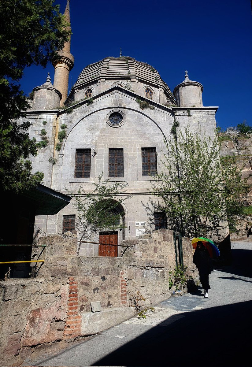 nese_arslan10's tweet photo. #hancamii #kayseri It was built by Undersecretary Derviş Efendi on the site of an old mosque. The master who built this mosque is the person who added the dome and minaret to the Hunat Mosque and built the Zeynelabidin Tomb. This mosque is one of the most beautiful mosques❤️ https://t.co/cv5Stdhvpr