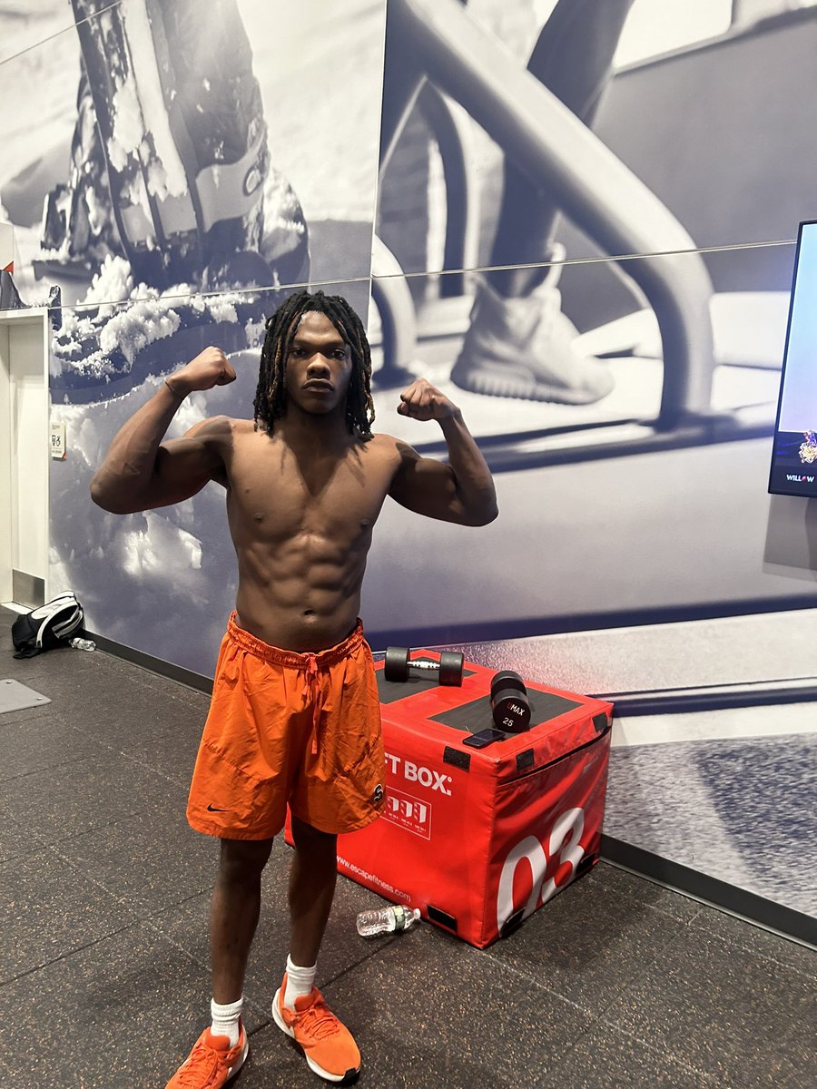 m_parkman8's tweet photo. Late nights 💪🏾 Where’s home ? 👀 https://t.co/lShJF3OKEG