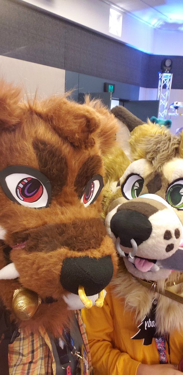 KnightJuk's tweet photo. 🐻💰Get that knife AWAY from me son! @rednrats 💰🐻
#furdu #furdu24 #furry #furrys #fursuitprop #furryprop #FursuitEveryday https://t.co/tEOp5CnHWy