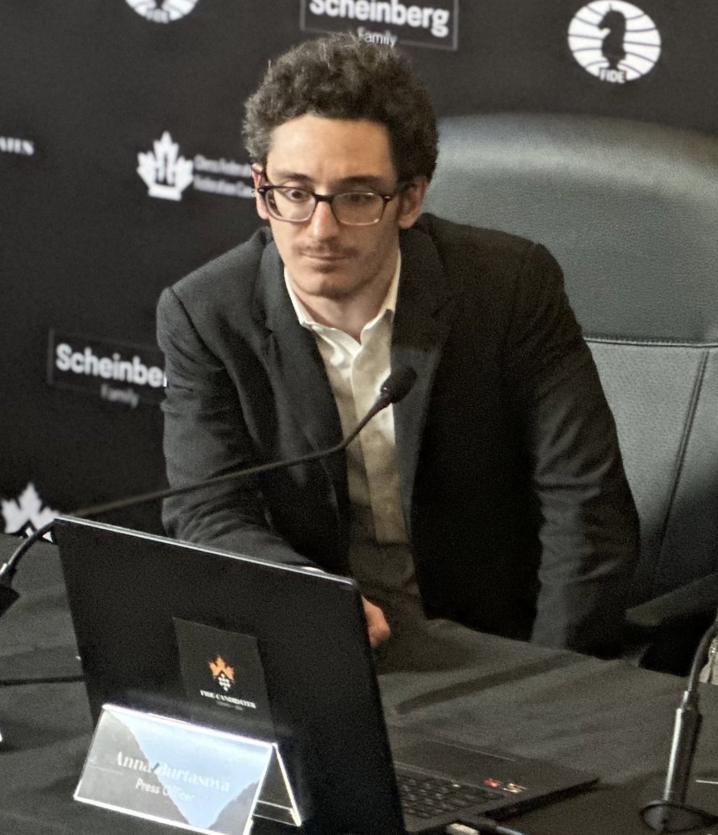 Fabiano Caruana took the mouse and started analyzing before the press conference started. Understandably, he is devastated.  #FIDECandidates
