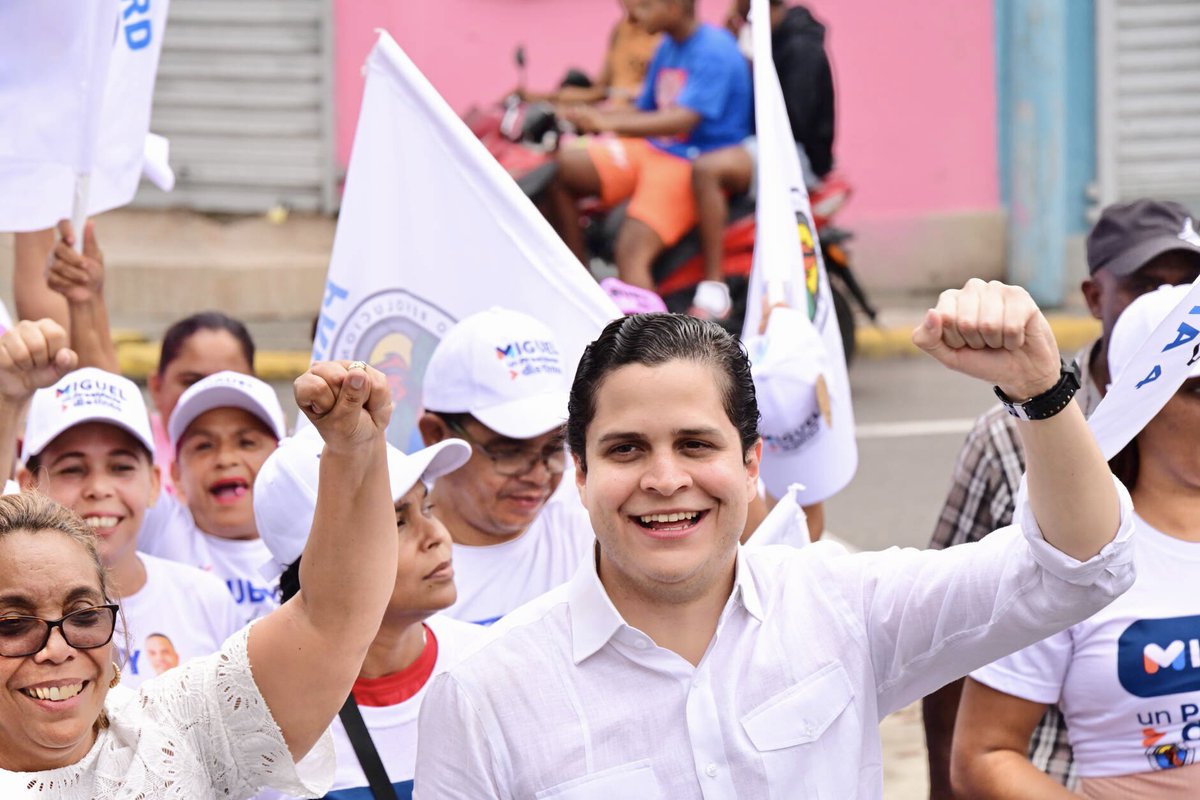 ramonpimentelrd's tweet photo. Este fin de semana @miprd tomo las calles del Cibao junto a nuestro presidente y candidato presidencial @miguelvargasm caminando📍Santiago, La Vega y Bonao. 

El 19 de mayo, Vota 4️⃣. @organizacionprd #MiguelPresidente https://t.co/m5VHMVVwB2