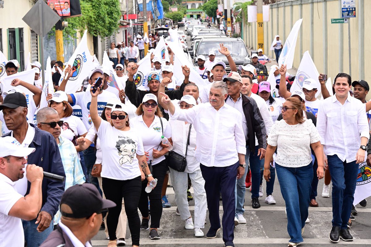 ramonpimentelrd's tweet photo. Este fin de semana @miprd tomo las calles del Cibao junto a nuestro presidente y candidato presidencial @miguelvargasm caminando📍Santiago, La Vega y Bonao. 

El 19 de mayo, Vota 4️⃣. @organizacionprd #MiguelPresidente https://t.co/m5VHMVVwB2