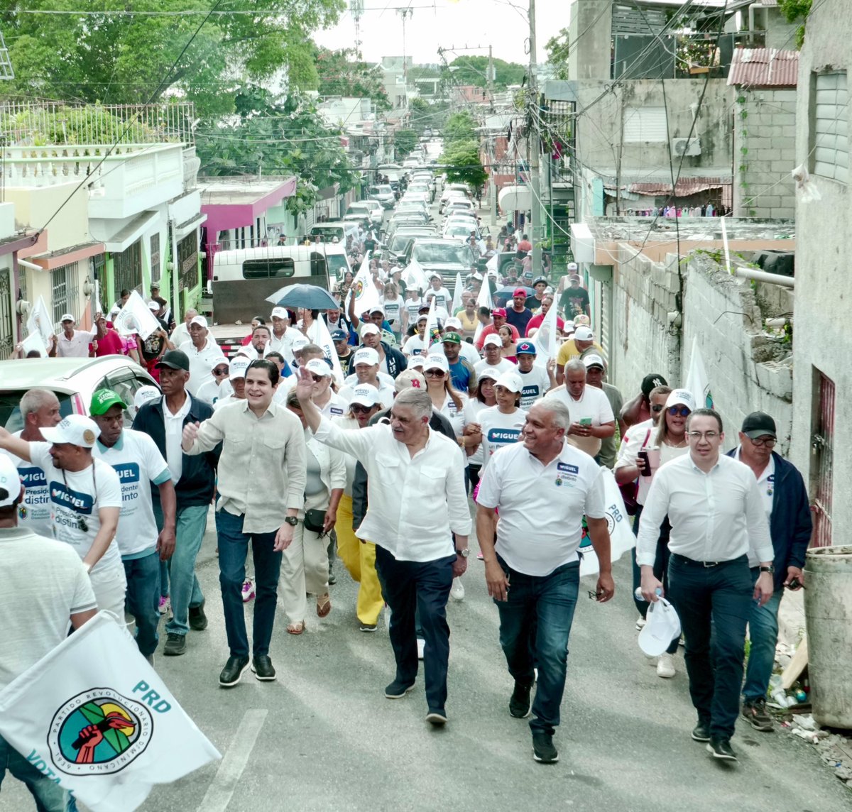 ramonpimentelrd's tweet photo. Este fin de semana @miprd tomo las calles del Cibao junto a nuestro presidente y candidato presidencial @miguelvargasm caminando📍Santiago, La Vega y Bonao. 

El 19 de mayo, Vota 4️⃣. @organizacionprd #MiguelPresidente https://t.co/m5VHMVVwB2