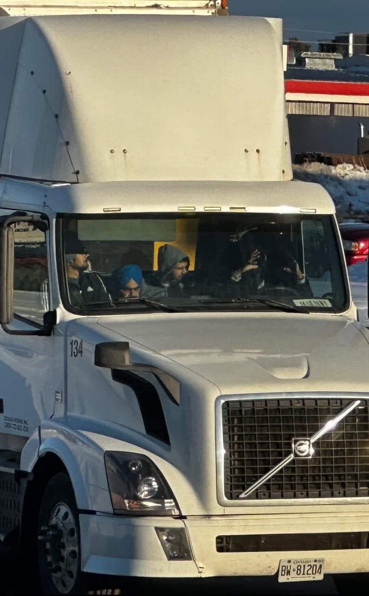 How many dudes can you stuff into a daycab Volvo??

#thedirtyoldtrucker #trucker #truckingindustry #truckinglife