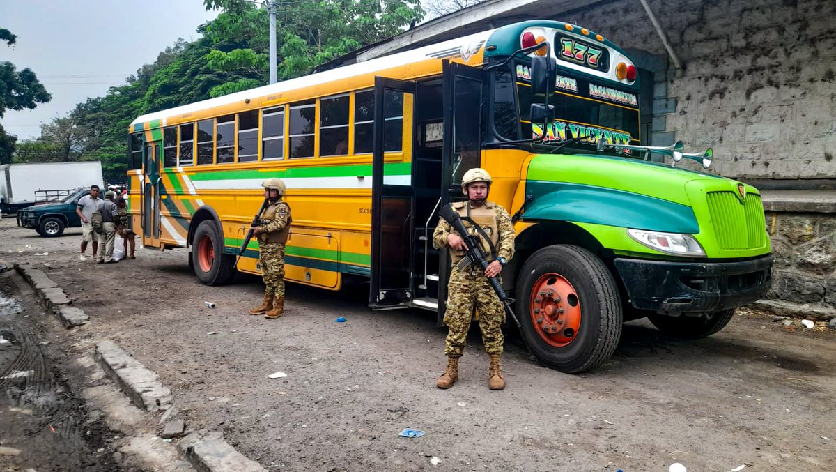 Efectivos militares de la 5ª Brigada de Infantería, brindan seguridad en puntos de abordaje del transporte colectivo que hace sus recorridos de San Vicente hacia Zacatecoluca y viceversa. #PlanControlTerritorial