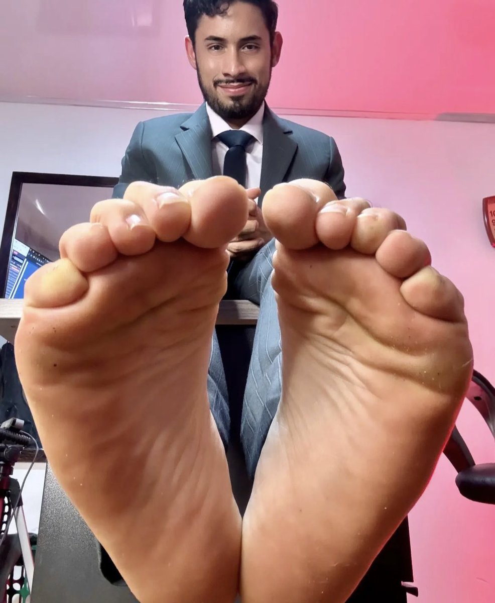 thefeetarchives's tweet photo. i know his office reeks of feet 😮‍💨 https://t.co/epgBKBuC2R