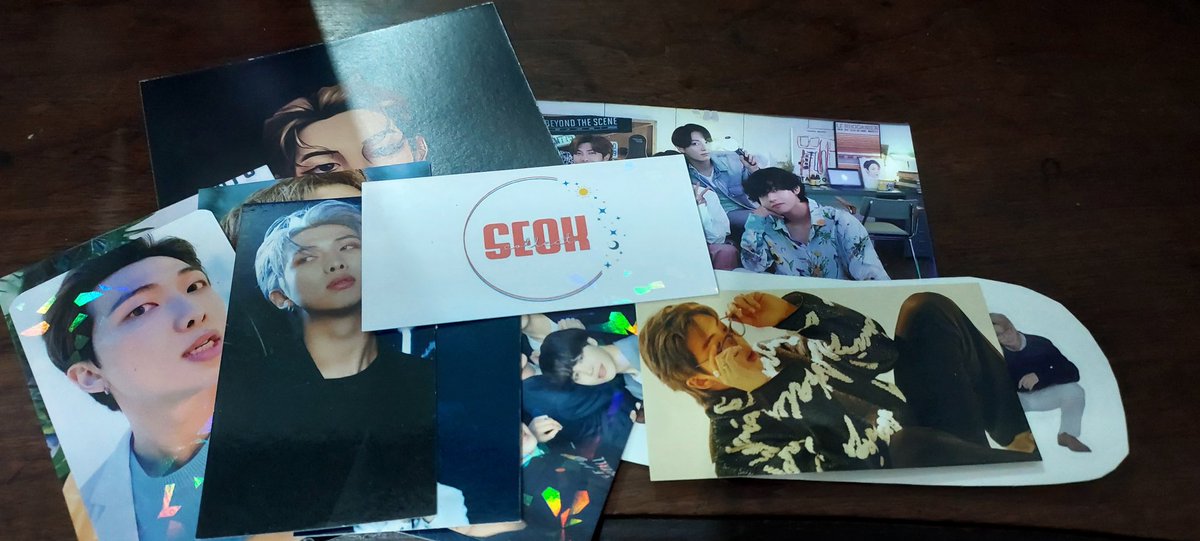 Nada não só amostrando o presente que ganhei da @seokcollect 🤭🤭 <3333 Os surtos quando vi o jonnie de chapéu eu amo esse homem