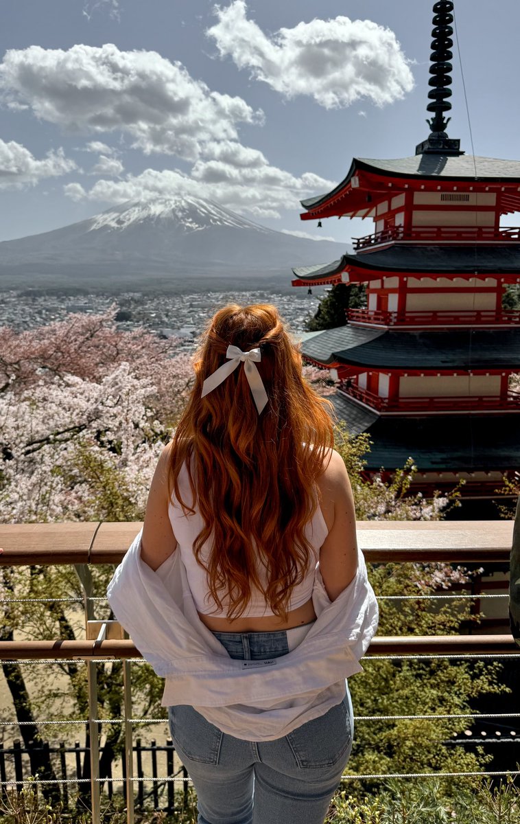 ItsJessCarter_'s tweet photo. El otro día fui a ver el Monte Fuji y así me recibió, más bonito que nunca. 🏔️🌸🇯🇵 https://t.co/XWX8a3awno