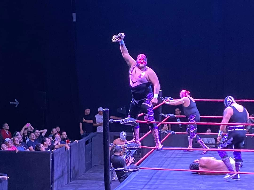 LaTijeraLucha's tweet photo. En el clásico de la lucha libre mexicana entre los #Brazos y #Villanos, una recia batalla brindaron en el #FrontonMexico los integrantes de la #DinastiaImperial con #DifuntoI, #VillanoVJr y #RockamboleJr, quienes fueron descalificados por despojar de su máscara a #BrazoDeOroJr... https://t.co/jzTWPq18Mu