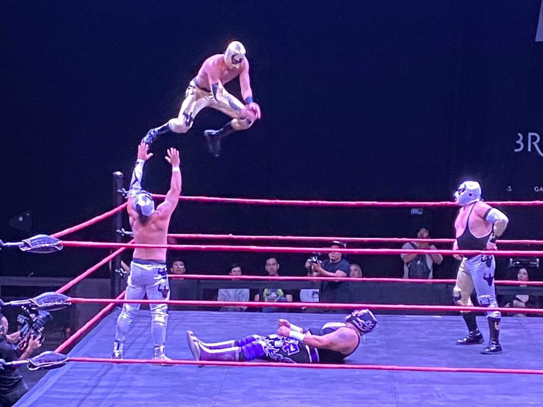 LaTijeraLucha's tweet photo. En el clásico de la lucha libre mexicana entre los #Brazos y #Villanos, una recia batalla brindaron en el #FrontonMexico los integrantes de la #DinastiaImperial con #DifuntoI, #VillanoVJr y #RockamboleJr, quienes fueron descalificados por despojar de su máscara a #BrazoDeOroJr... https://t.co/jzTWPq18Mu