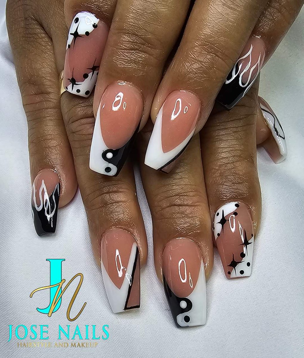 #blanco #negro #gellinear de #BUMBLEBEE Di’ Royal Nail’s & Distributor 
#josenailshairstyleandmakeup 
#nailsalon #nailtechnique #nailsboricua #nailsfashionnails #naileducation #nailstyle