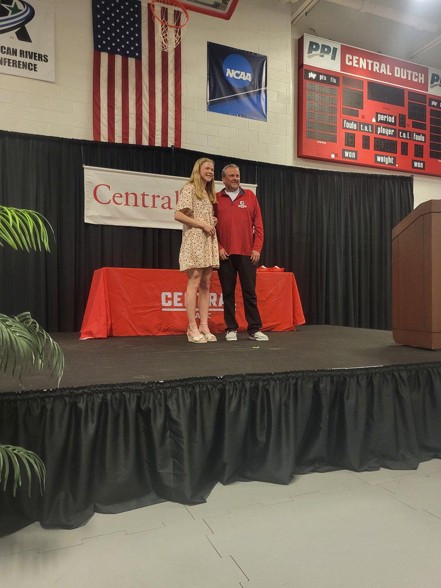 We are thankful for our FARs in all ways, but today, Prof. John Roslien handed out top academic #dutchies honors: Team: Triathlon 3.708 gpa Gary Dirksen Female & Male Top Senior Student-Athlete Female: Abbi Roerdink @dutchxctf Male: Gage Linohan @CUI_Wrestling