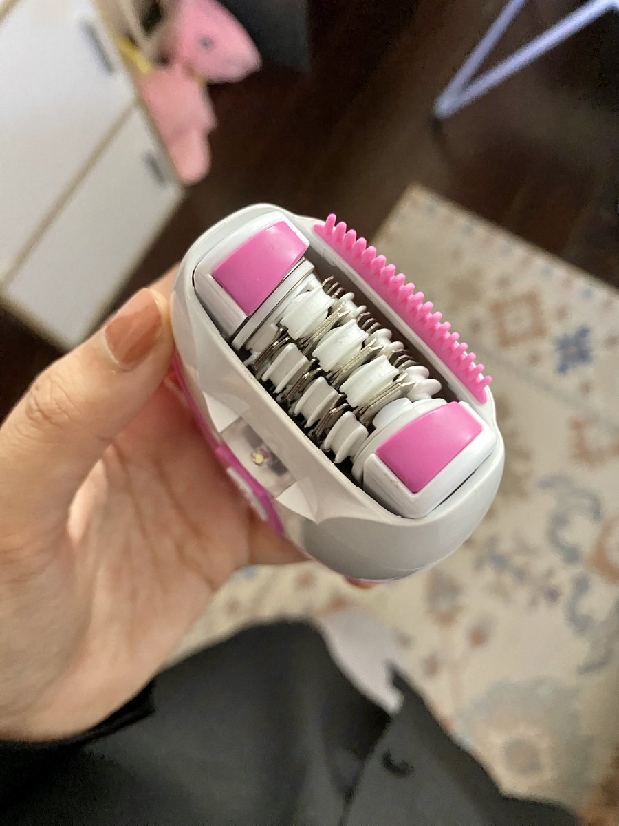 this thing is scary at first. lagi lagi if korang first time pakai epilator. sebab bunyi dia tu kuat sangat. macam bunyi machine rumput 🫠 tapi sejak pakai epilator ni memang i jimat banyak gila duit 😇