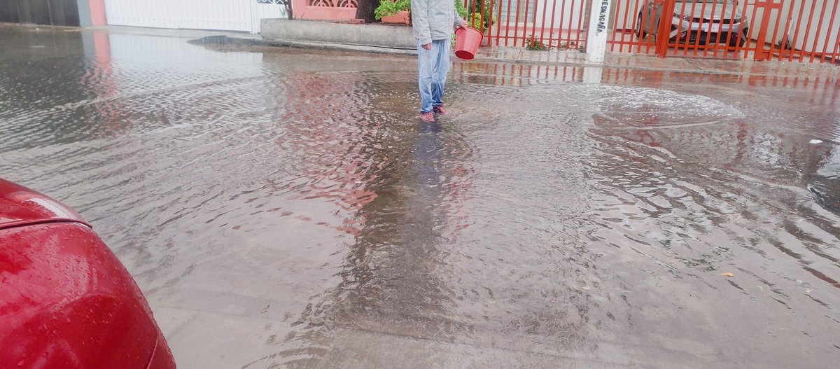 Chickix's tweet photo. Años pidiendo desasolve a la @TuAlcaldiaGAM y ahora con la primer lluvia inundación en la Unidad San Juan de Aragón IV sección https://t.co/lae2JwJOZK