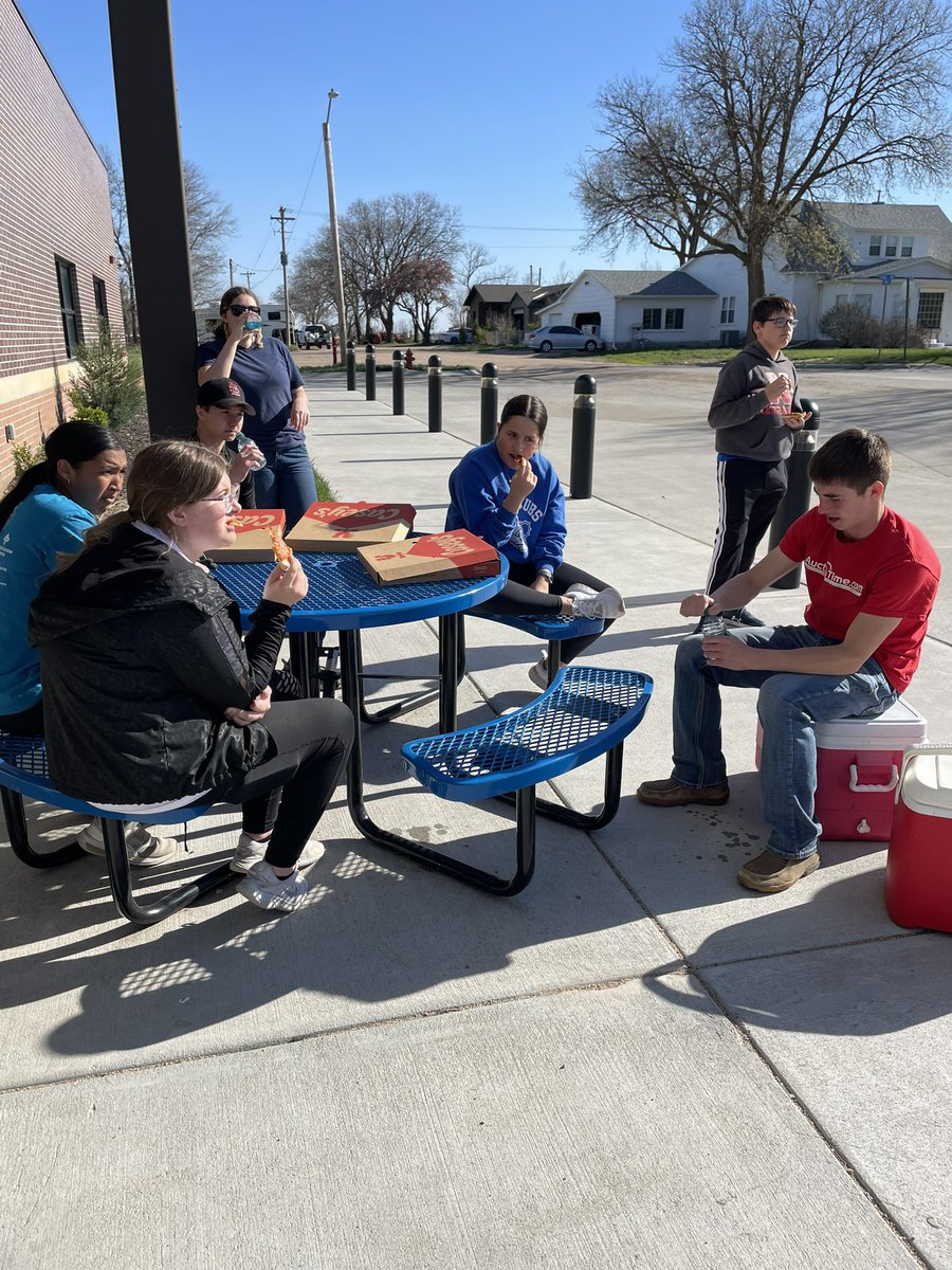 HofmannLynn's tweet photo. HPC StuCo community service for town wide clean up and highway pick up. Finished afternoon with pizza. @HPCSTORM https://t.co/qaCqOhU1HB