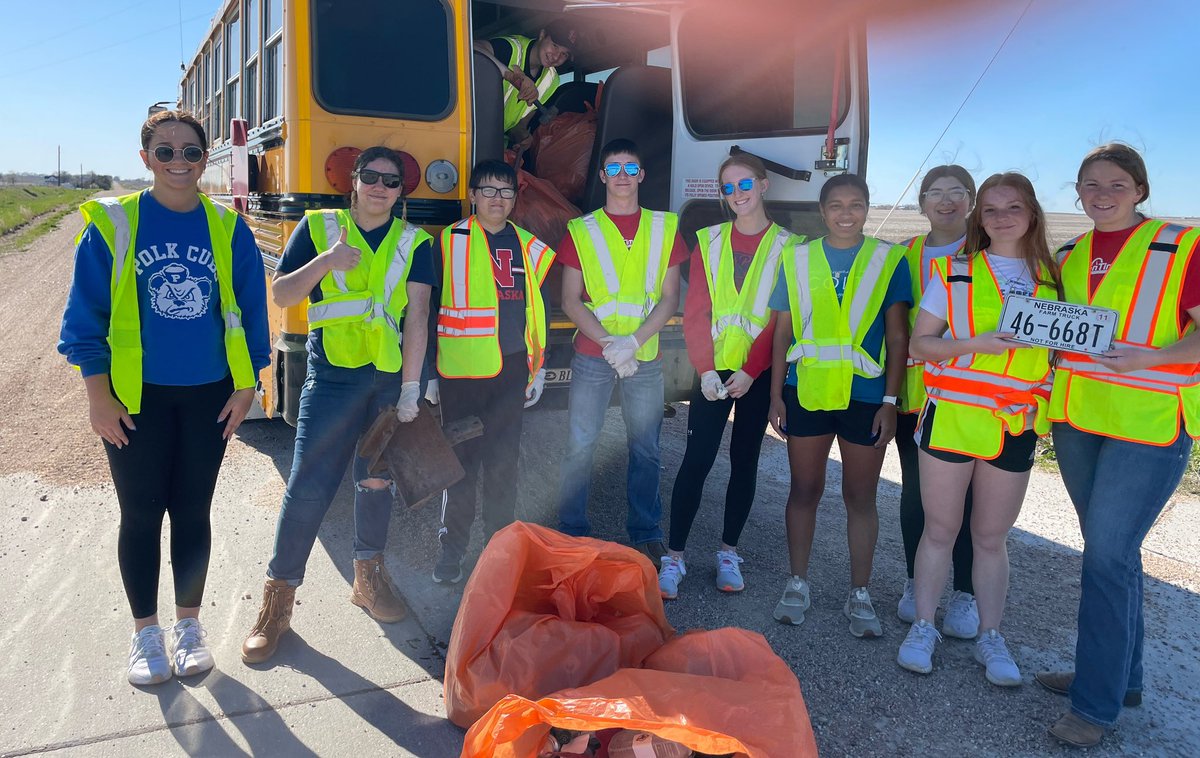 HofmannLynn's tweet photo. HPC StuCo community service for town wide clean up and highway pick up. Finished afternoon with pizza. @HPCSTORM https://t.co/qaCqOhU1HB