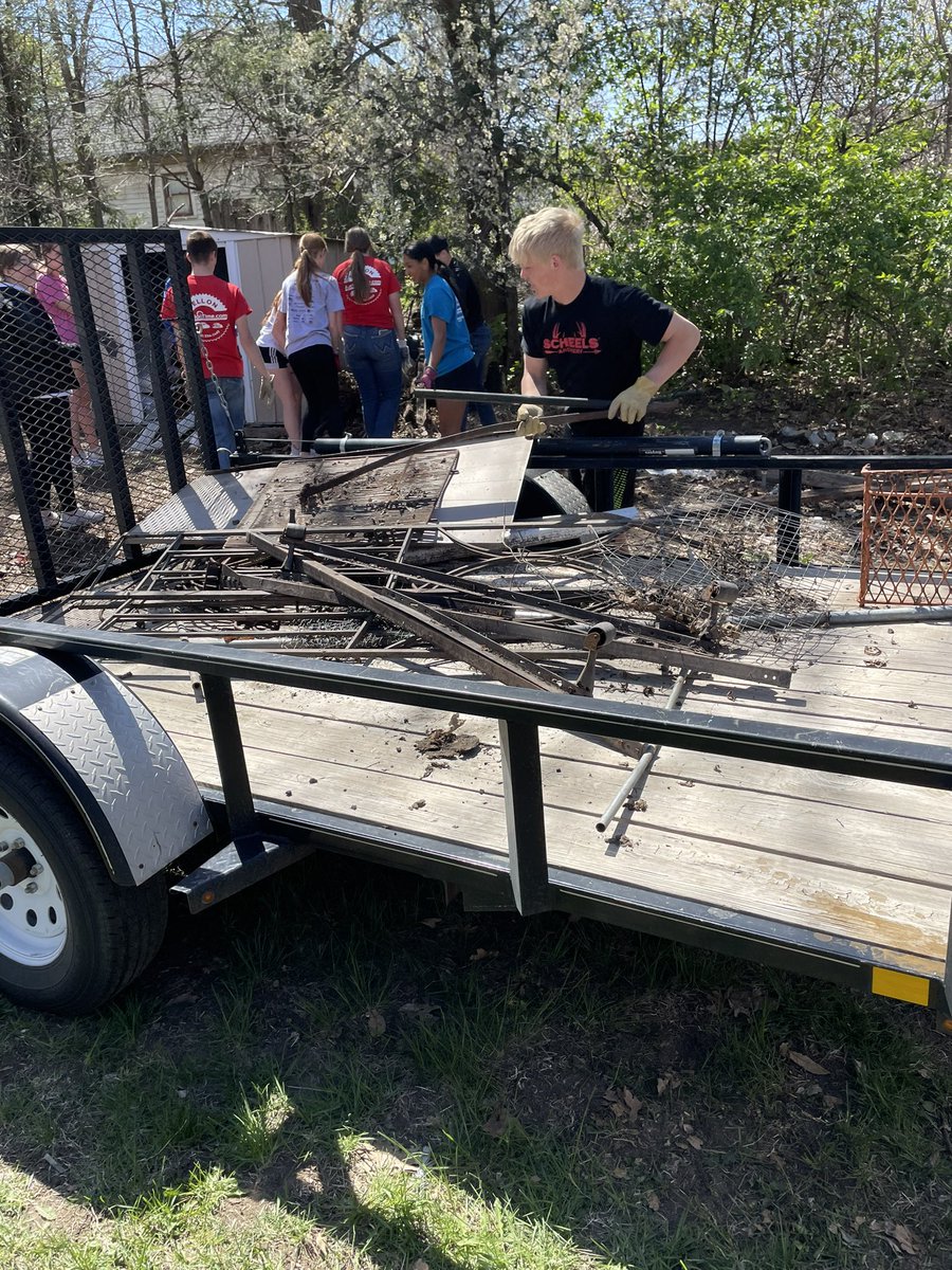 HofmannLynn's tweet photo. HPC StuCo and community service for Polk town wide clean up- thank you all who donated pickup/trailer! @HPCSTORM https://t.co/6OKyIEff8F