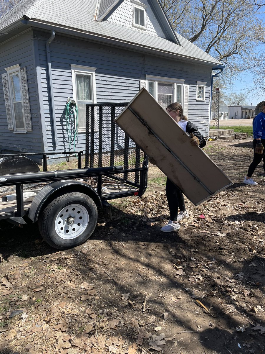 HofmannLynn's tweet photo. HPC StuCo and community service for Polk town wide clean up- thank you all who donated pickup/trailer! @HPCSTORM https://t.co/6OKyIEff8F