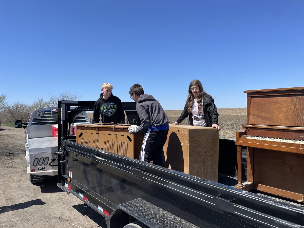 HofmannLynn's tweet photo. HPC StuCo and community service for Polk town wide clean up- thank you all who donated pickup/trailer! @HPCSTORM https://t.co/6OKyIEff8F