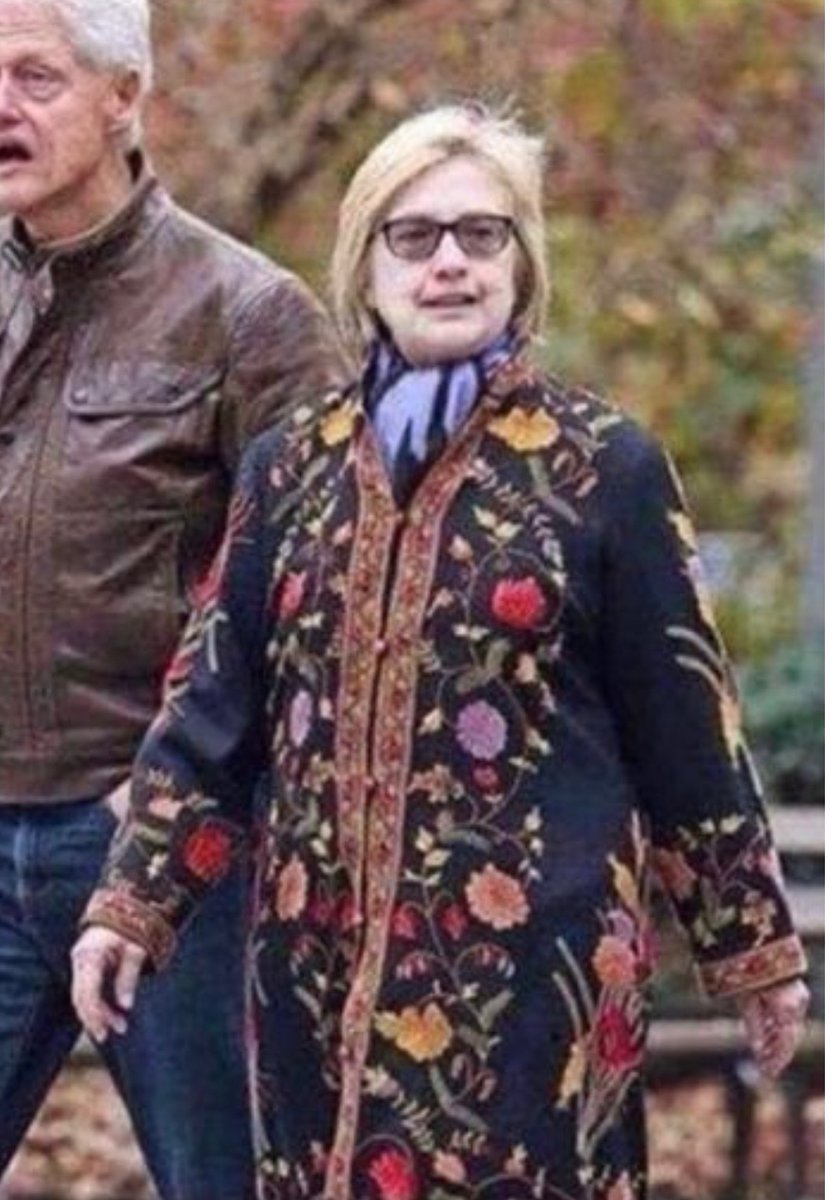 OMG! Where are the fashion police when you need them? Anyone missing an oriental rug?😳🥴