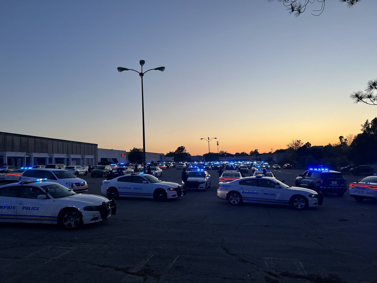 A beautiful picture… The Sea of Blue with the sunset in the background, all to remember fallen Memphis Police Officer Joseph McKinney. @WMCActionNews5