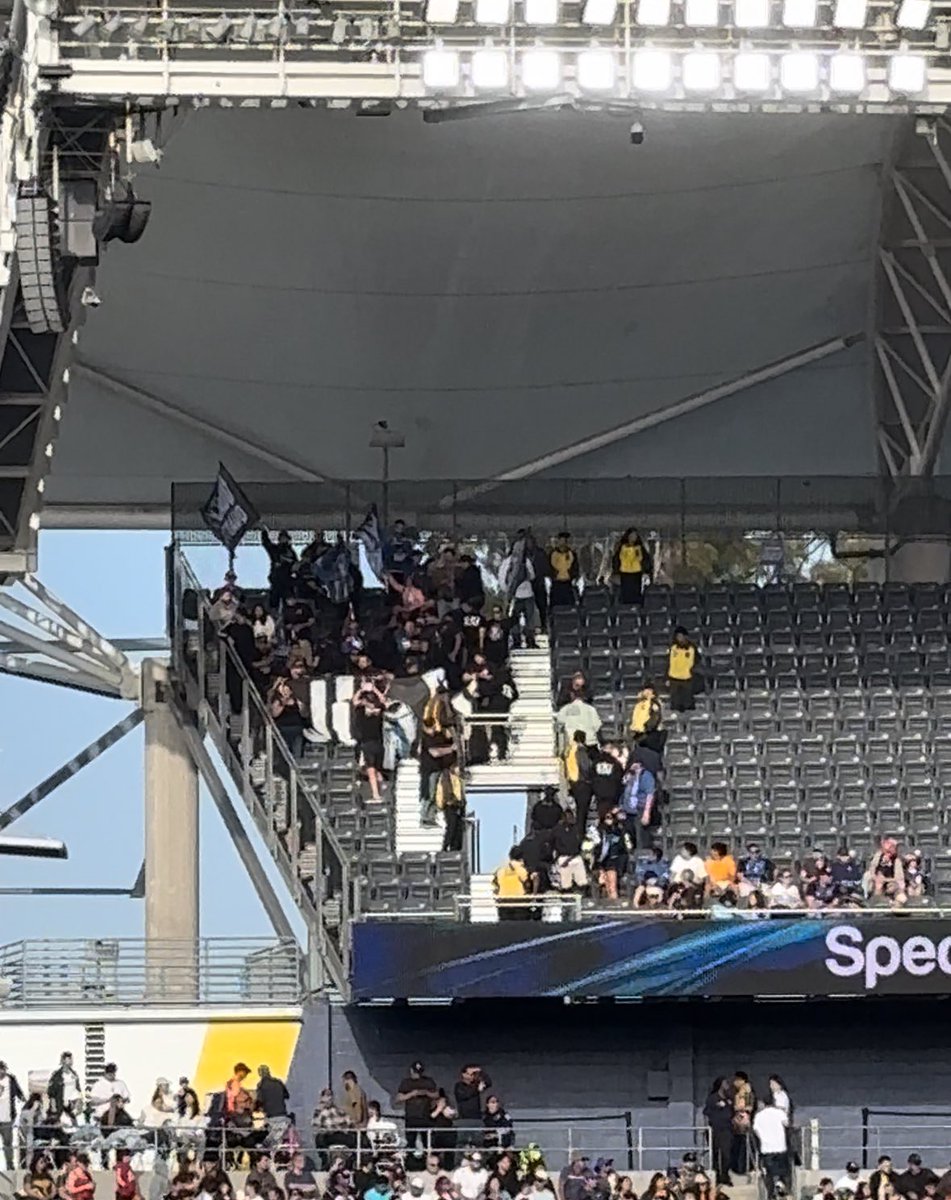 look who got moved to the even deeper corner jaja #LAvSJ