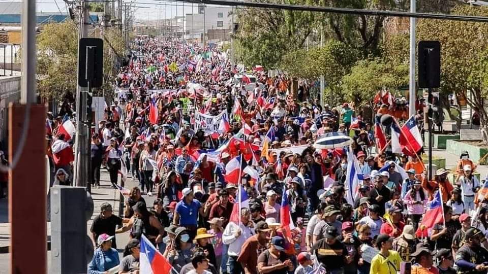 Info_War_Chile's tweet photo. Jamás...jamás en la historia de #Calama había sucedido algo así! Tanta gente, tantas familias defendiendo nuestra tierra 🇨🇱 , me siento tan feliz porque es una protesta  espontánea nacida del corazón ❤️ Loíno! Porque somos grandes, únicos , somos sangre con Tierra, Sol y Cobre! https://t.co/g8MZSZc348