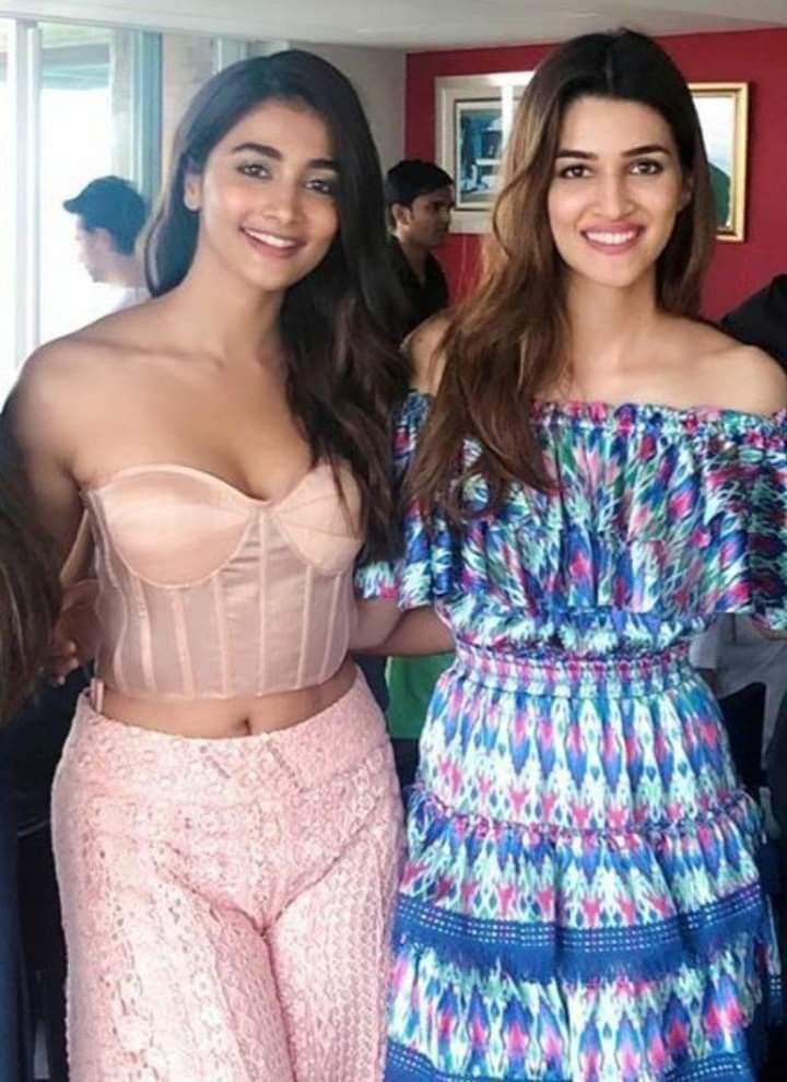 Pooja Hegde and Kriti Sanon
#KritiSanon #Pooja #PoojaHegde