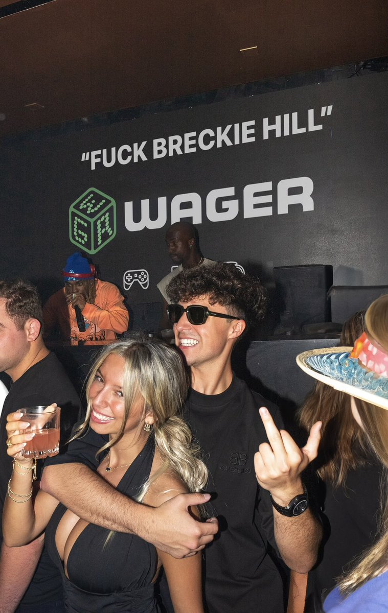 NO WAY THE GOT “F*CK BRECKIE HILL” ON THE WALL AT THE CLUB 😭
