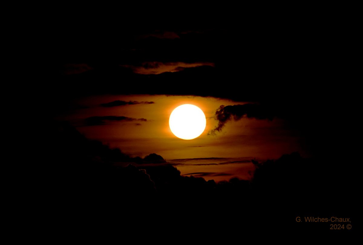 En este momento (7:45 pm) estas nubes que fotografié a las 5:45 pm sobre los Cerros Orientales, están soltando tímidamente su aporte de agua sobre el Oriente de Bogotá. A esa misma hora -y unos minutos después- el Sol sobre el Occidente lucía así .