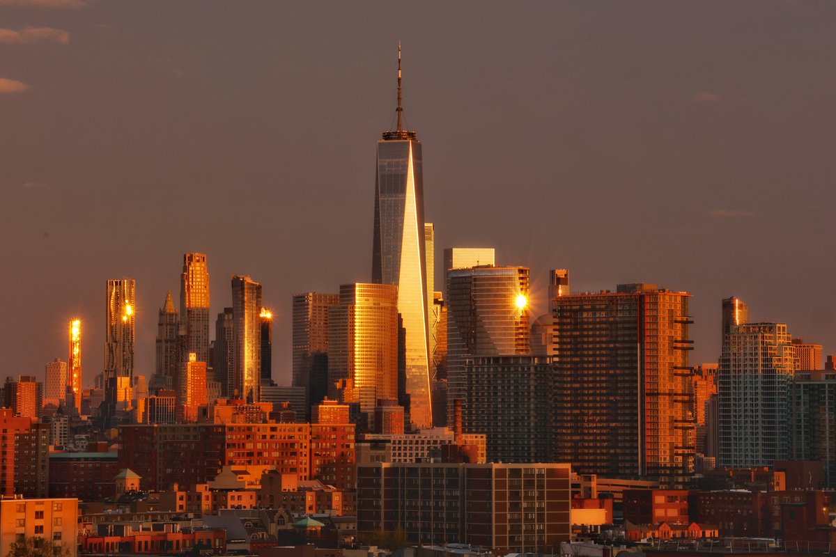 A splash of color at the end of a gray Sunday in New York City #newyorkcity #nyc #newyork @empirestatebldg #sunset