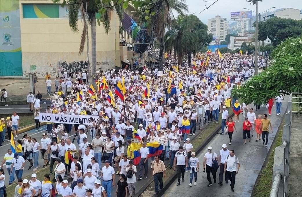 sandra_chindoy's tweet photo. 🔴LECCIONES DE HOY. La Derecha entendió que PUEDE CUESTIONAR UN GOBIERNO SIN QUE POR ESO LOS DESAPAREZCAN o les saquen los ojos. Y por fin, comprendieron que la MOVILIZACIÓN ES UN DERECHO y no un capricho de "guerrilleros y vagos" como por años lo han señalado.ESTE ES EL CAMBIO! https://t.co/HaCU7jr2b2