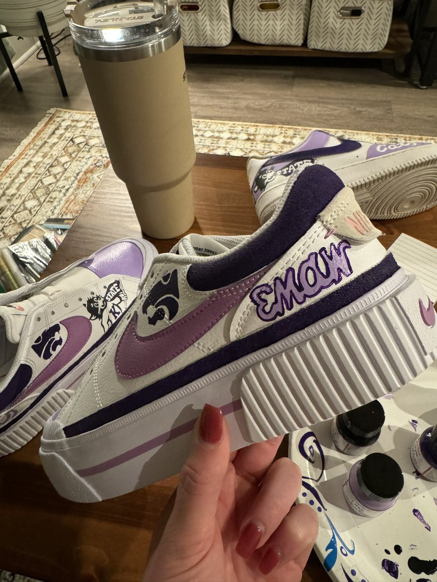 kstatevangirl's tweet photo. @alison_renner made me the best shoes for my wedding reception!! Thank you so much!! #EMAW @mitchmoss #MrsMoss #MossBeLove #EMoss https://t.co/nsGJiGgcvo