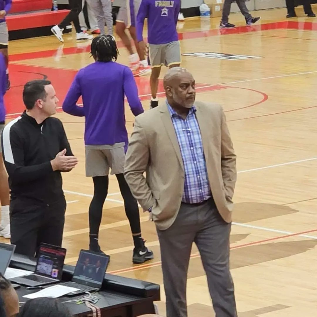 WadeEva14819590's tweet photo. Always thinking.... I see your talent and I pay attention to your character. #LeMoyneOwenBasketball https://t.co/gEj6MplaXb